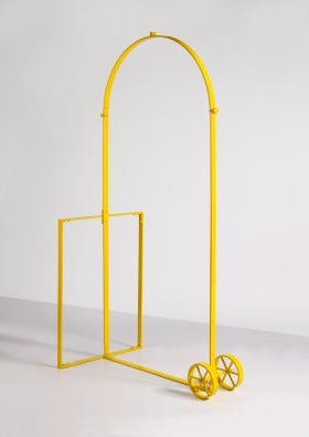Jimmie Durham, Arc de Triomphe for Personal Use (Yellow), 2007, Photo Jean-Louis Lois